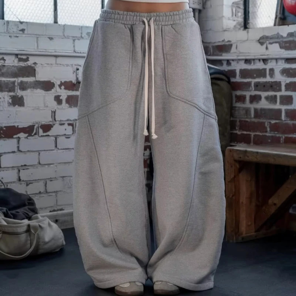 Relaxed Wide-Leg Sweatpants with Elastic Waist and Pockets