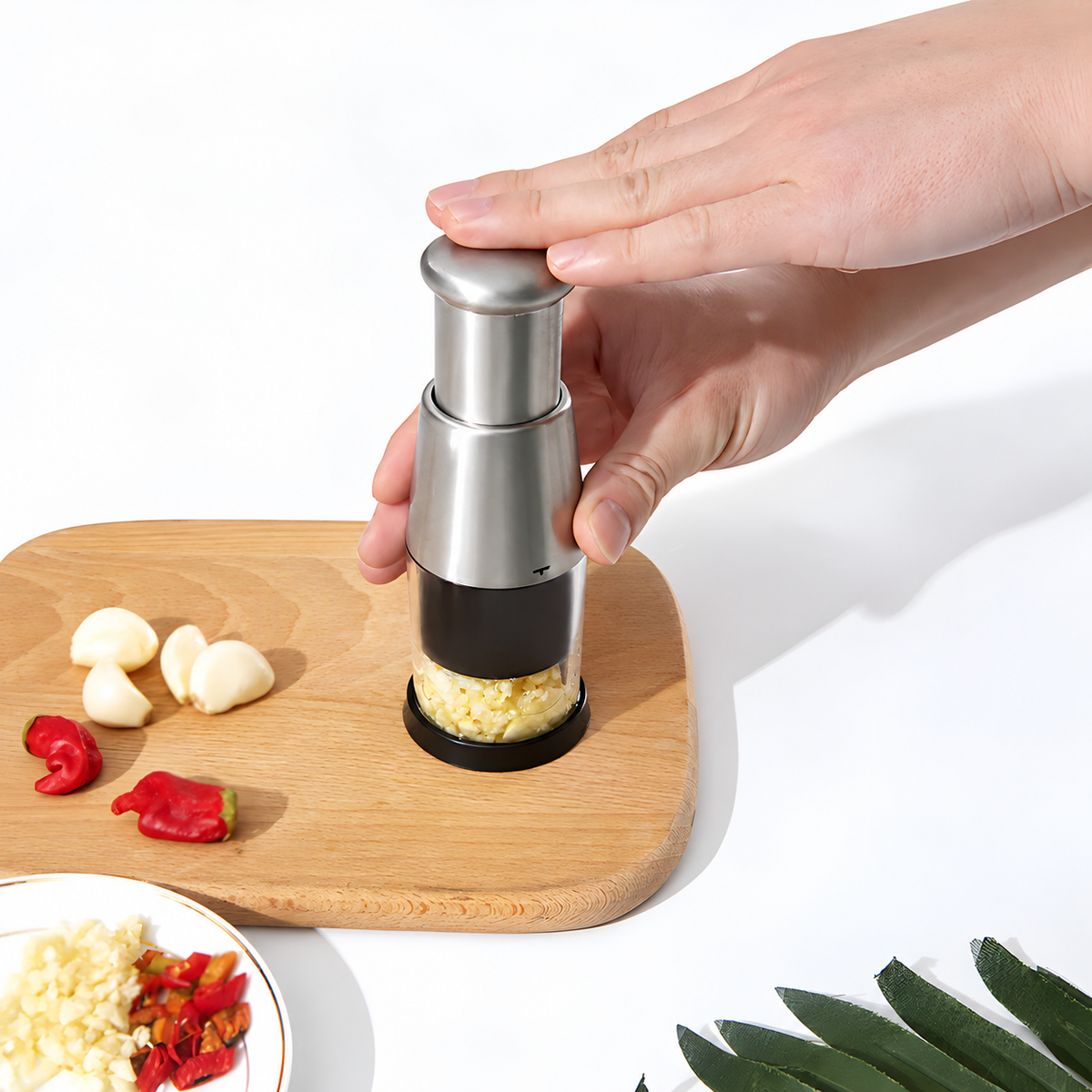Stainless Steel Garlic Crusher with Clear Collection Cup