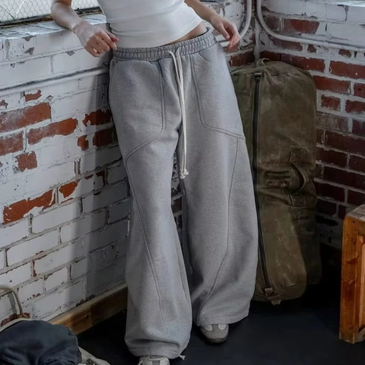 Relaxed Wide-Leg Sweatpants with Elastic Waist and Pockets