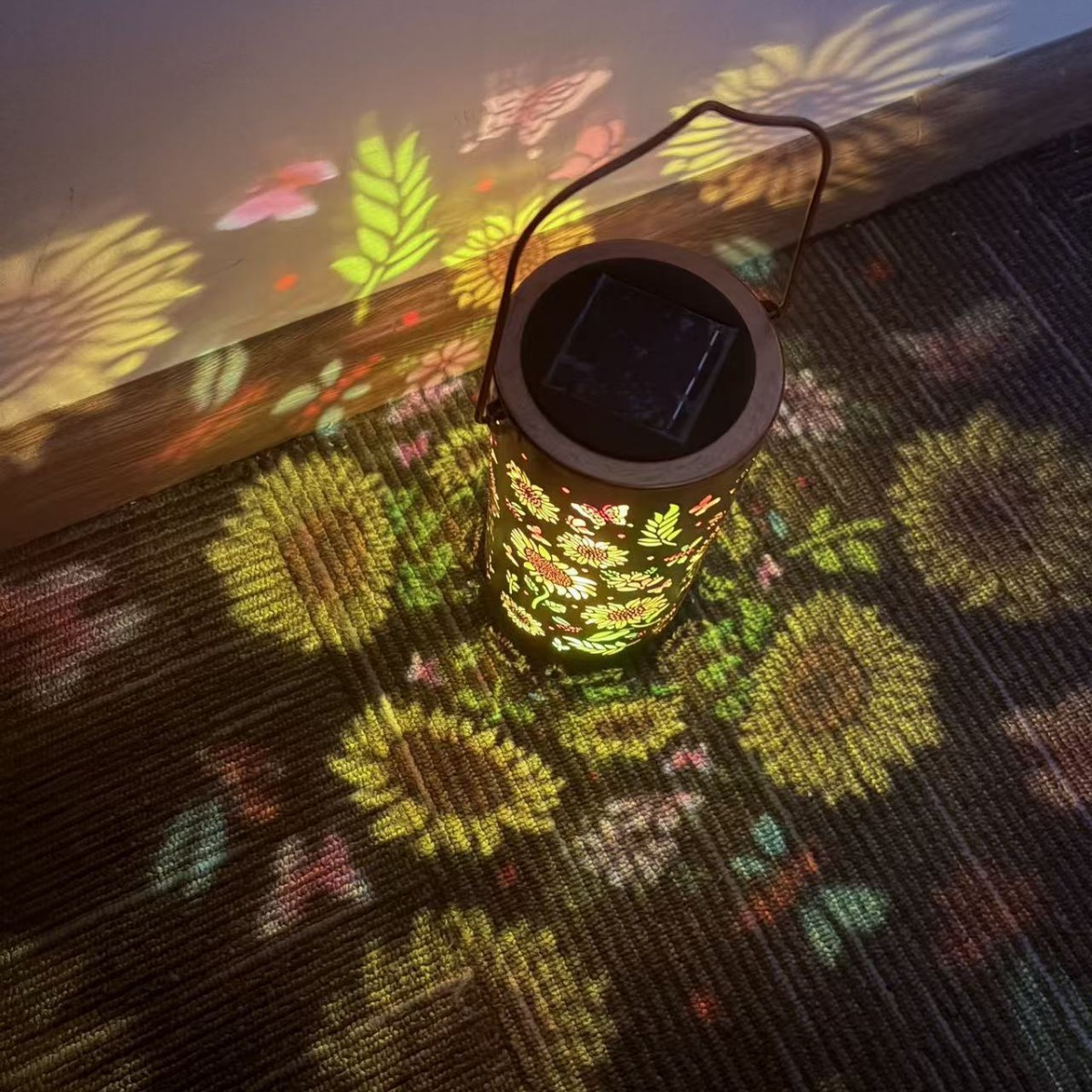 Solar Sunflower Projection Lantern with Hanging Outdoor Light