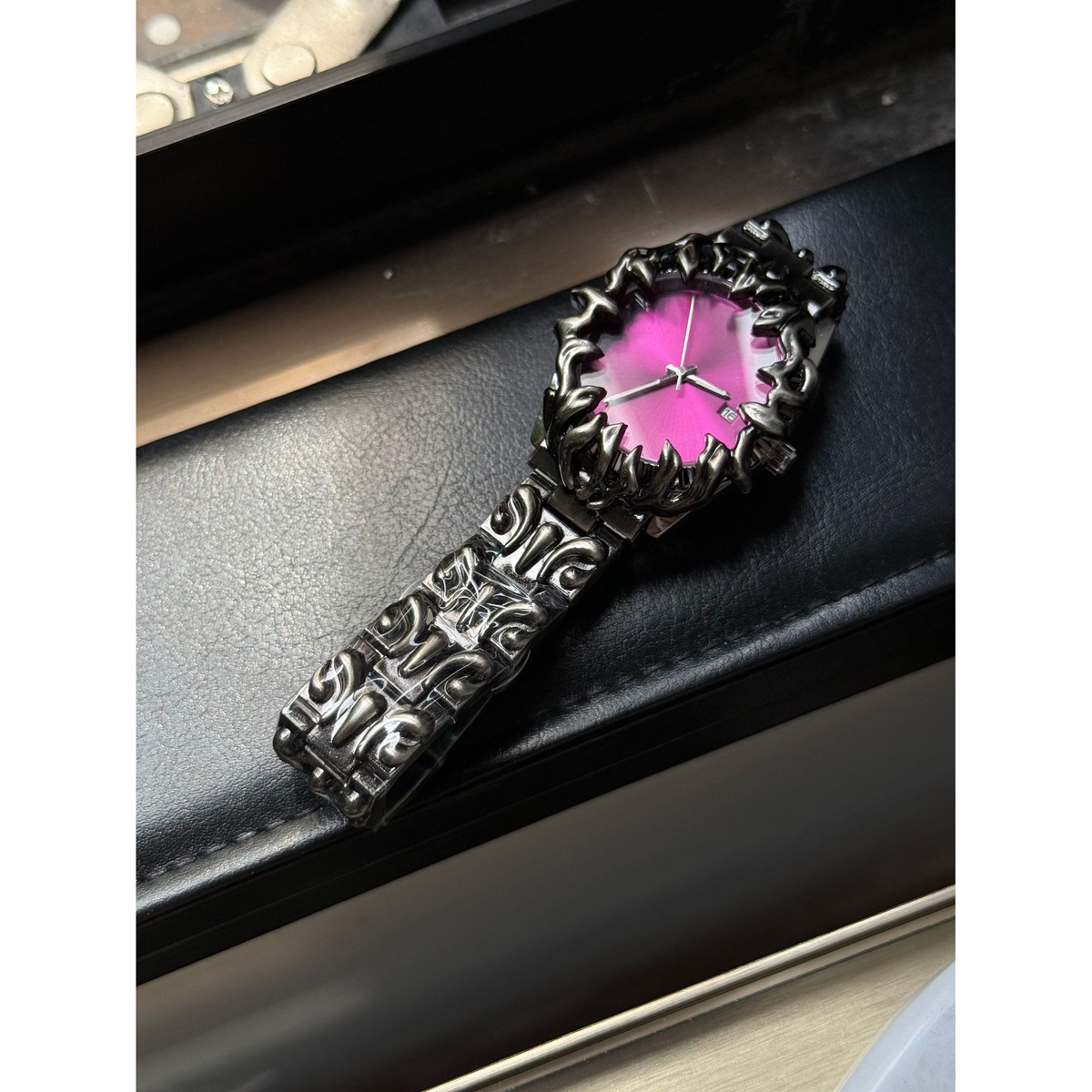 Claw-Shaped Retro Fashion Watch with Analog Dial Options